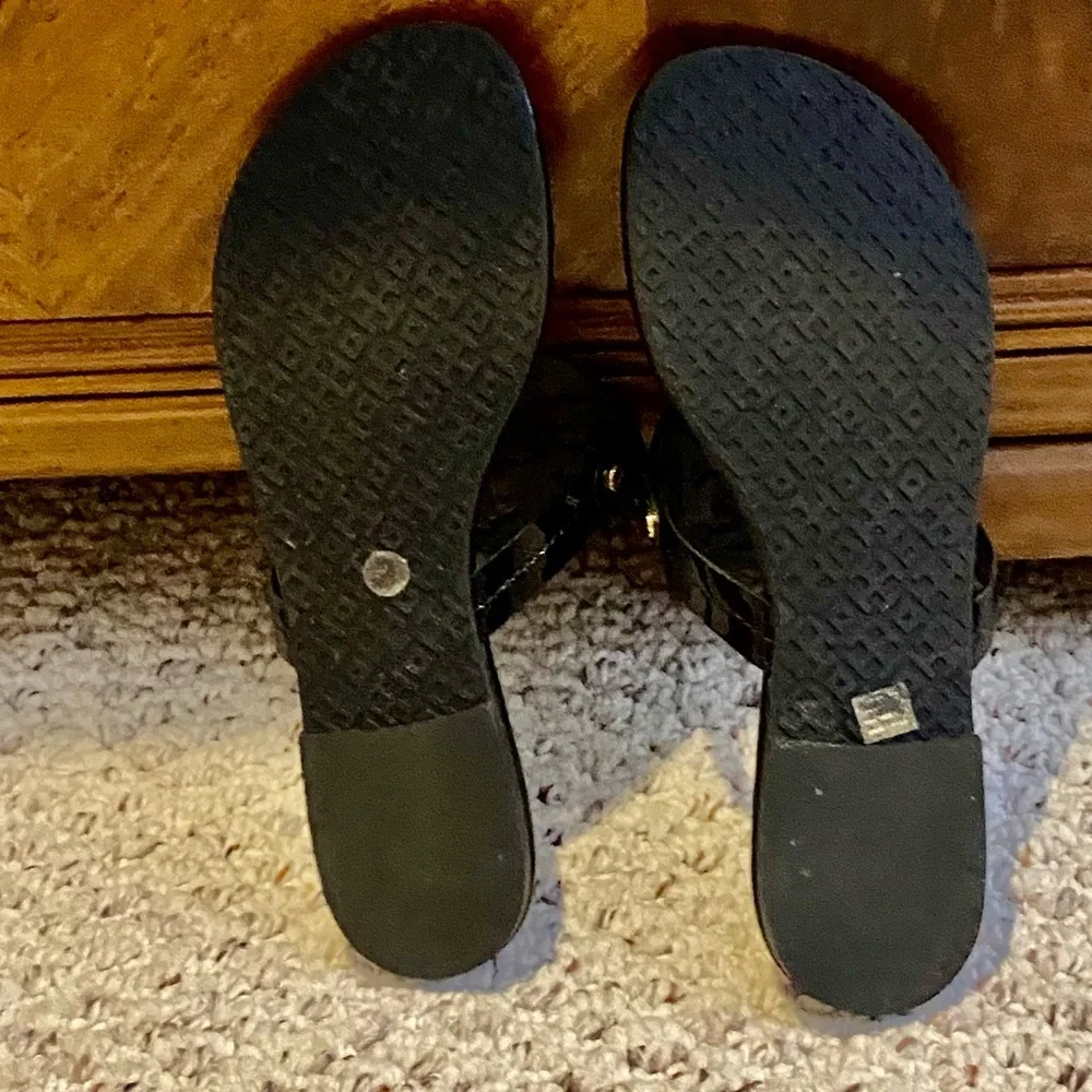 Tory Burch Black Patent Leather Sandals with Iconic Design - Picture 4 of 4